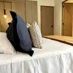 2Br Modern Condo With Rooftop Pool - Prime Location By Solmar Rentals