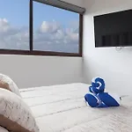 Beachside Haven Modern 2Br Condo, With Rooftop Pool