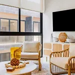 Luxury Penthouse, Pool, Gym, 5Mins To Beach