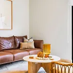 Luxury Penthouse, Pool, Gym, 5Mins To Beach