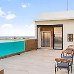 Luxury Penthouse, Pool, Gym, 5Mins To Beach