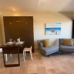 Large Studio, Large Rooftop Pool, Great Location!