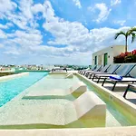 Large Studio, Large Rooftop Pool, Great Location!