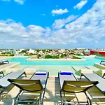 Large Studio, Large Rooftop Pool, Great Location!
