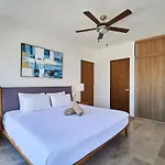 Luxury 2-Story Apt With Jacuzzi