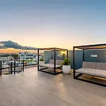 Luxury 2Br 2Ba Ocean View 200M From Beach