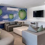 Luxury Condo 150Mb 2 Bedroom Cine Gym Pool