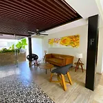 Seaview Roof Pool, Gym Onsite, 4 Blocks To 5Th Ave