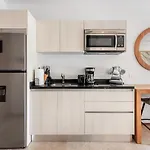 Modern & Cozy Studio With Rooftop Pool & Gym