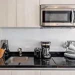 Modern & Cozy Studio With Rooftop Pool & Gym