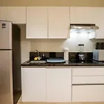 Cozy & Central Apt W/ Rooftop Infinity Pool & Gym