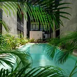 Cozy & Central Apt W/ Rooftop Infinity Pool & Gym