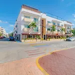 Ideal Group Getaway 4 Blocks To The Beach & Pool