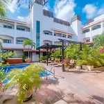 Ideal Group Getaway 4 Blocks To The Beach & Pool