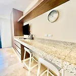 Large Studio, Large Rooftop Pool, Great Location!