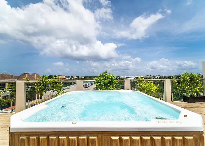 2 Bd With Balcony, Rooftop Pool, Hot Tub, Gym
