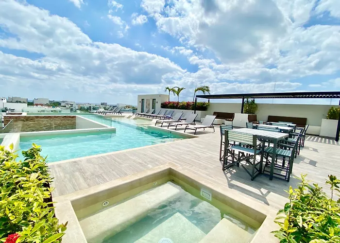 Large Studio, Large Rooftop Pool, Great Location!