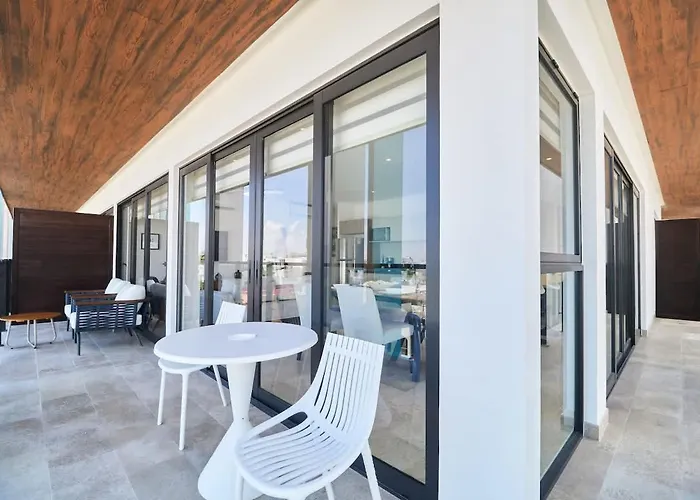 Luxury 2-Story Apt With Jacuzzi