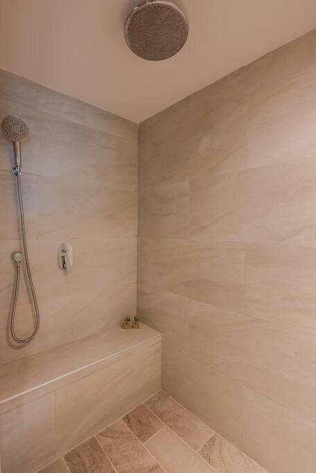 Apartment Location- 3-bdr Penth-150 Mbps- Pool- Priv Rooftop *