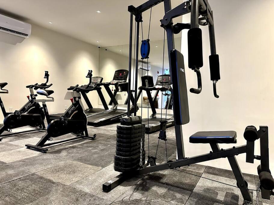 1br Modern With Rooftop Pool, Gym & Apartment *