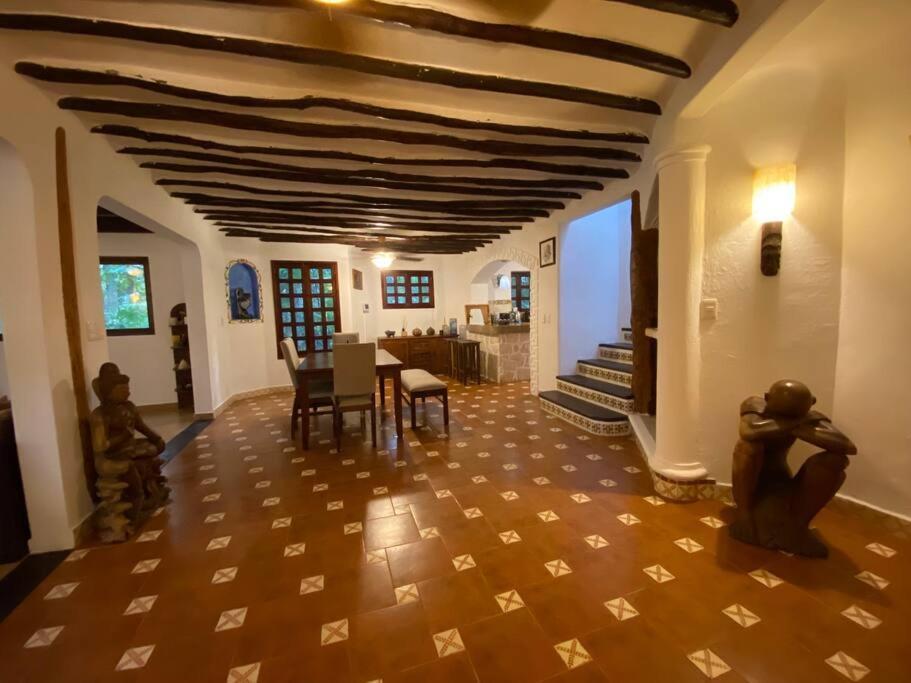 Jungle Oasis By The Beach: Casa Selva On 38th Street Holiday home
