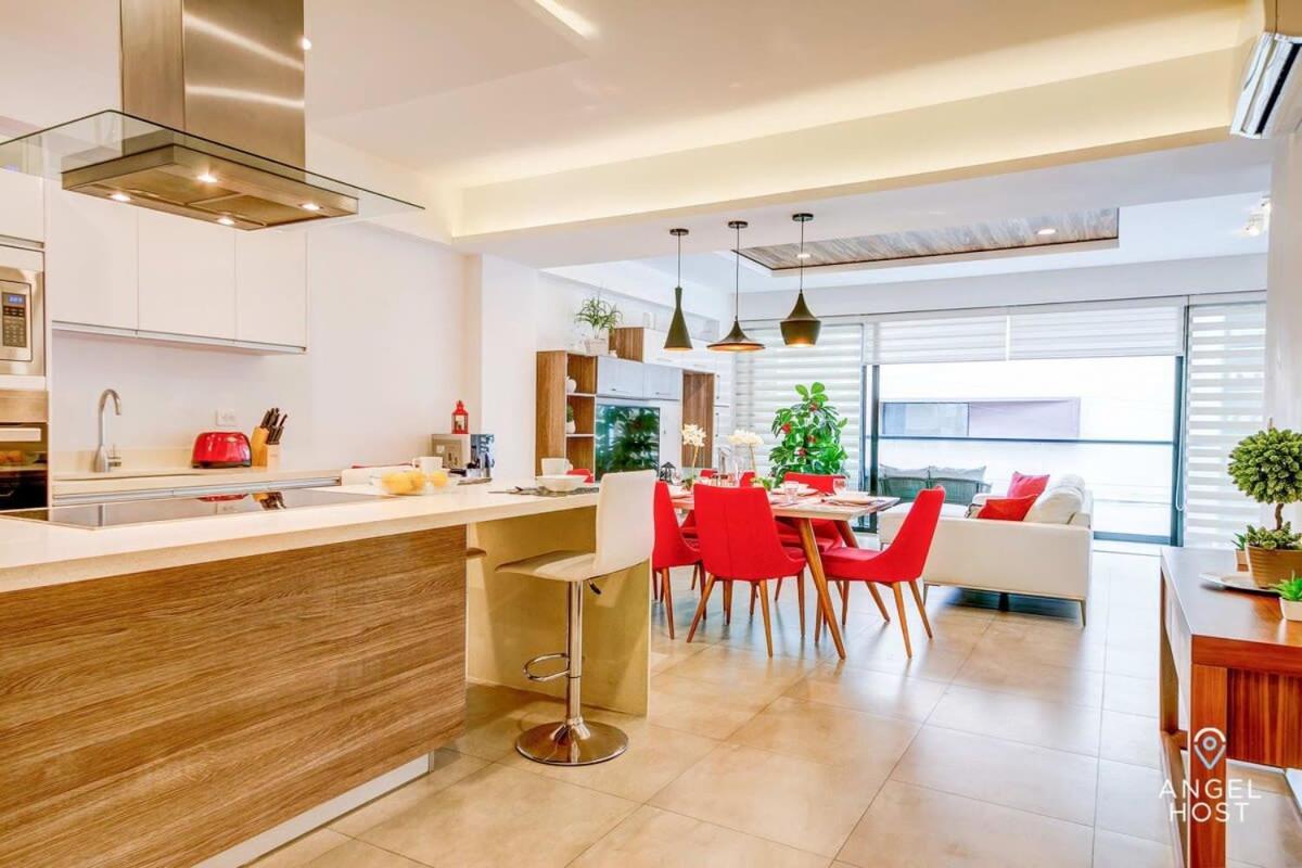 With Amenities Sleeps 8 Roof Pool Gym Holiday home