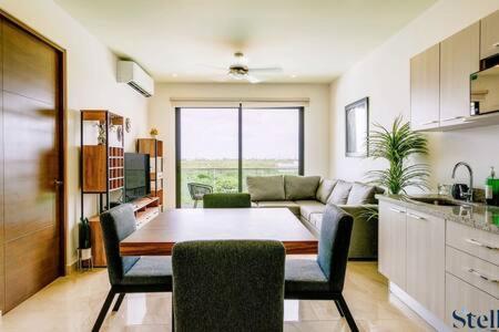 Casa de férias New Complex Style With Amenities Near Downtown 7min
