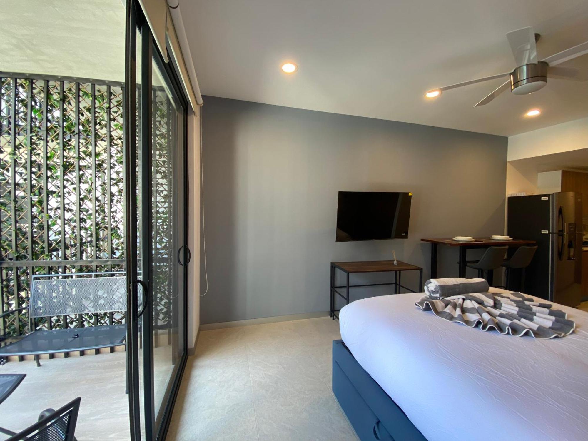 Stylish 1br Near Attractions, 2 Incredible Pools, Gym,cinema Apartment *