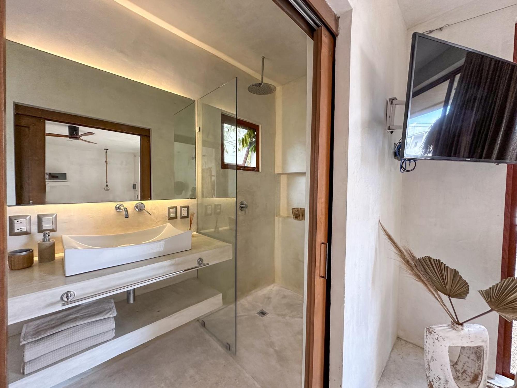 Amazing Looking At The Pool With Jacuzzi Excellent Location Apartment