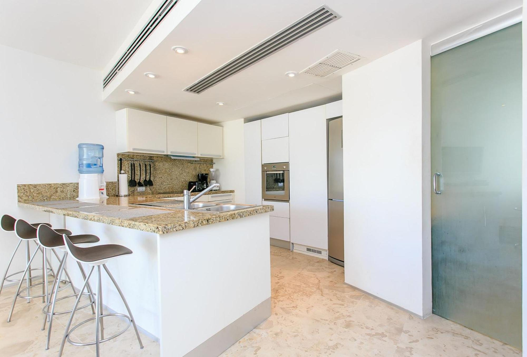 Magia Apartments, Resort-style, Prime Location With Ocean Views!