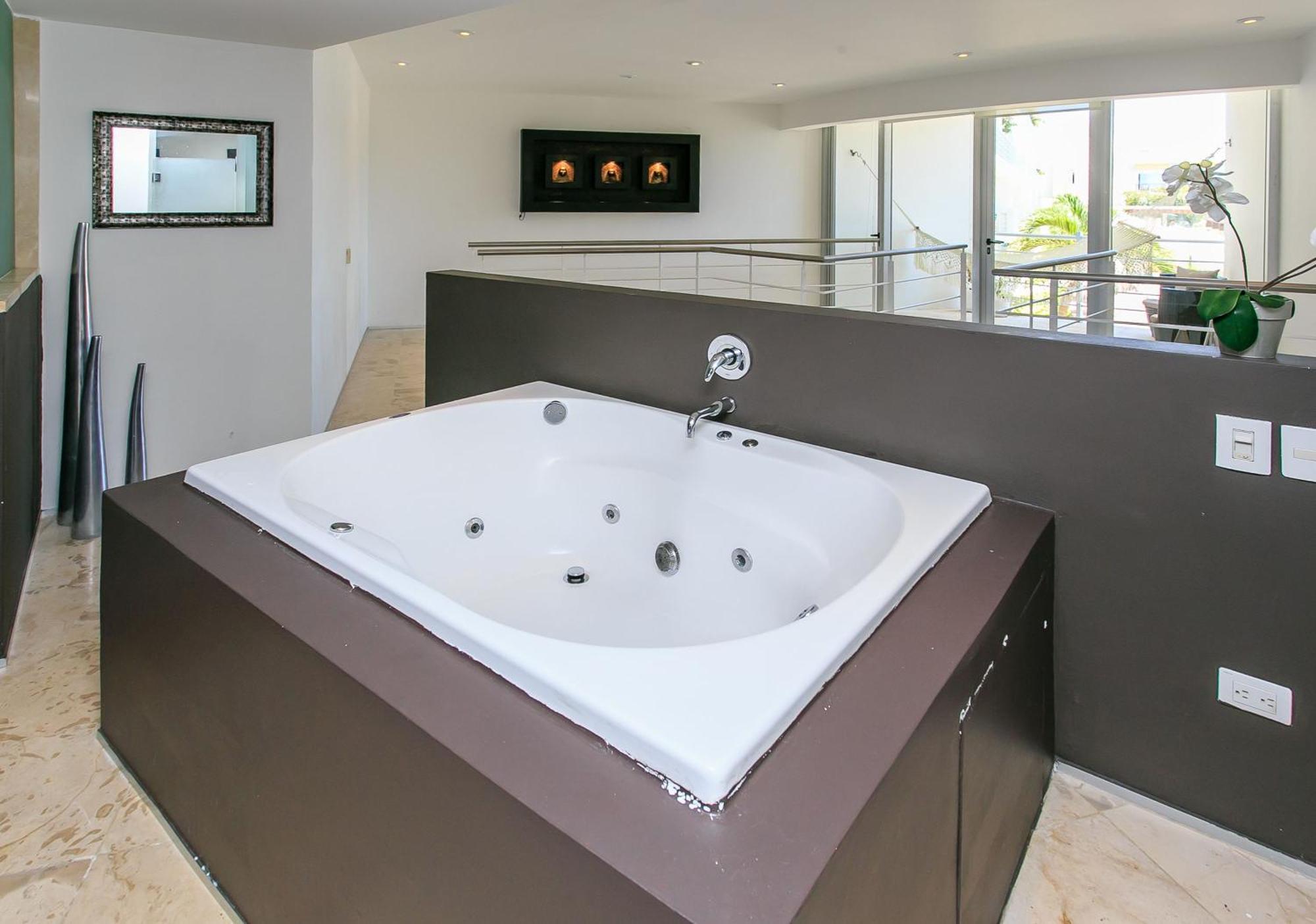 Magia Apartments, Resort-style, Prime Location With Ocean Views! *