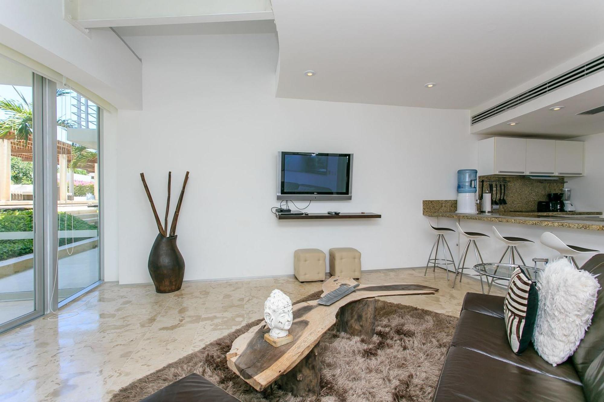 Magia Apartments, Resort-style, Prime Location With Ocean Views!