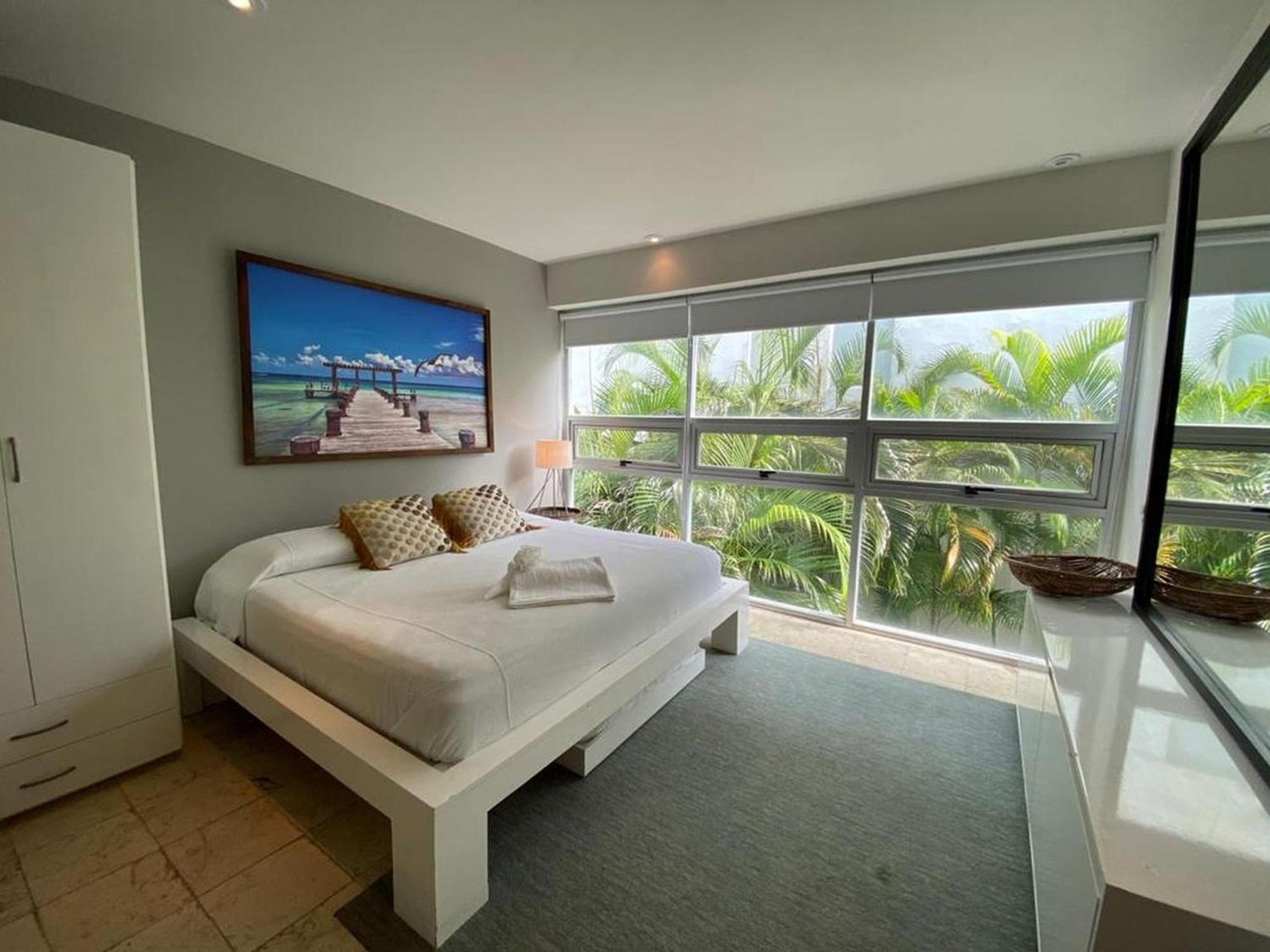 Magia Apartments, Resort-style, Prime Location With Ocean Views!