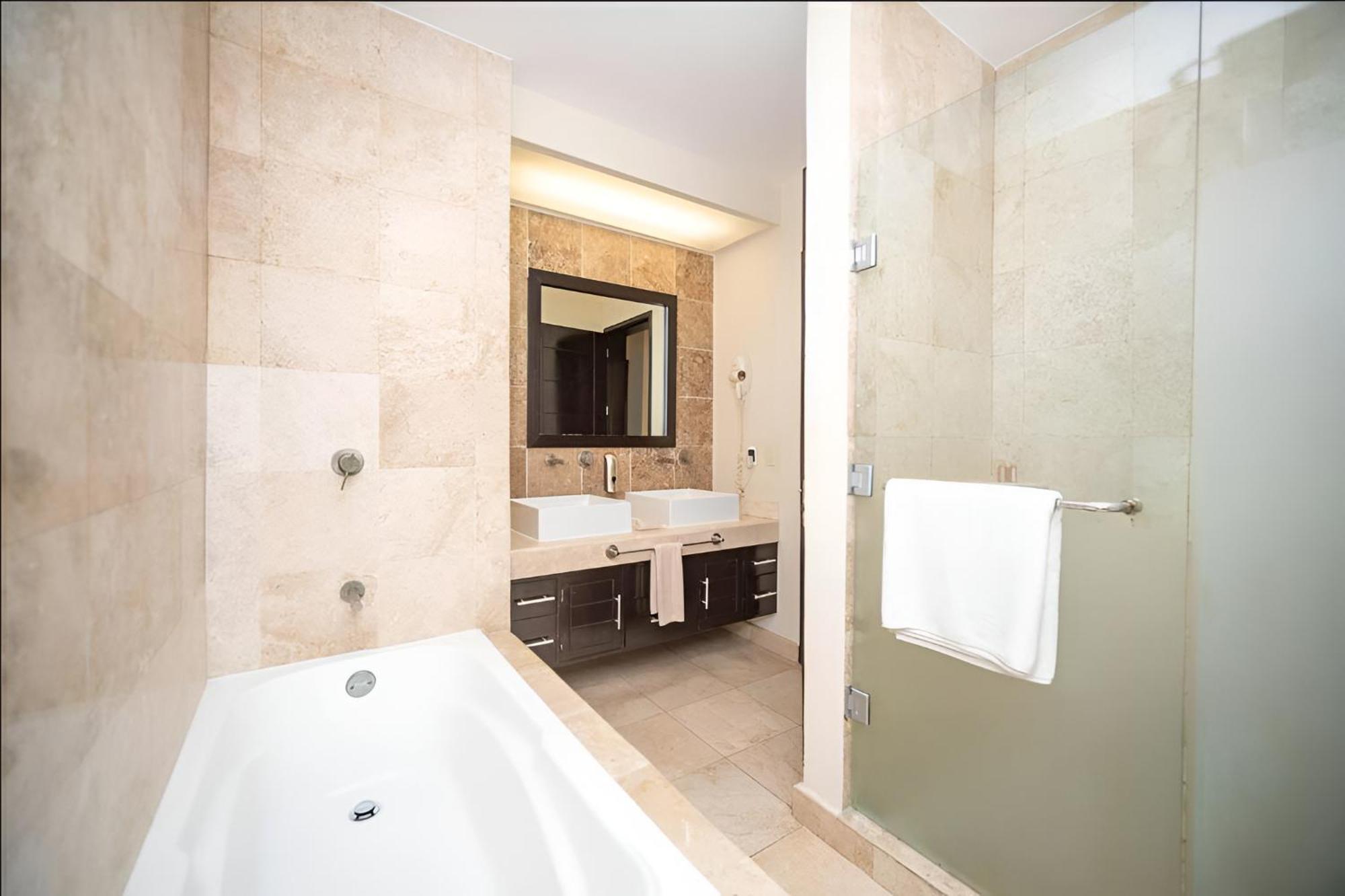 205 C: Centrally Located Apto. With Ocean View Căn hộ *