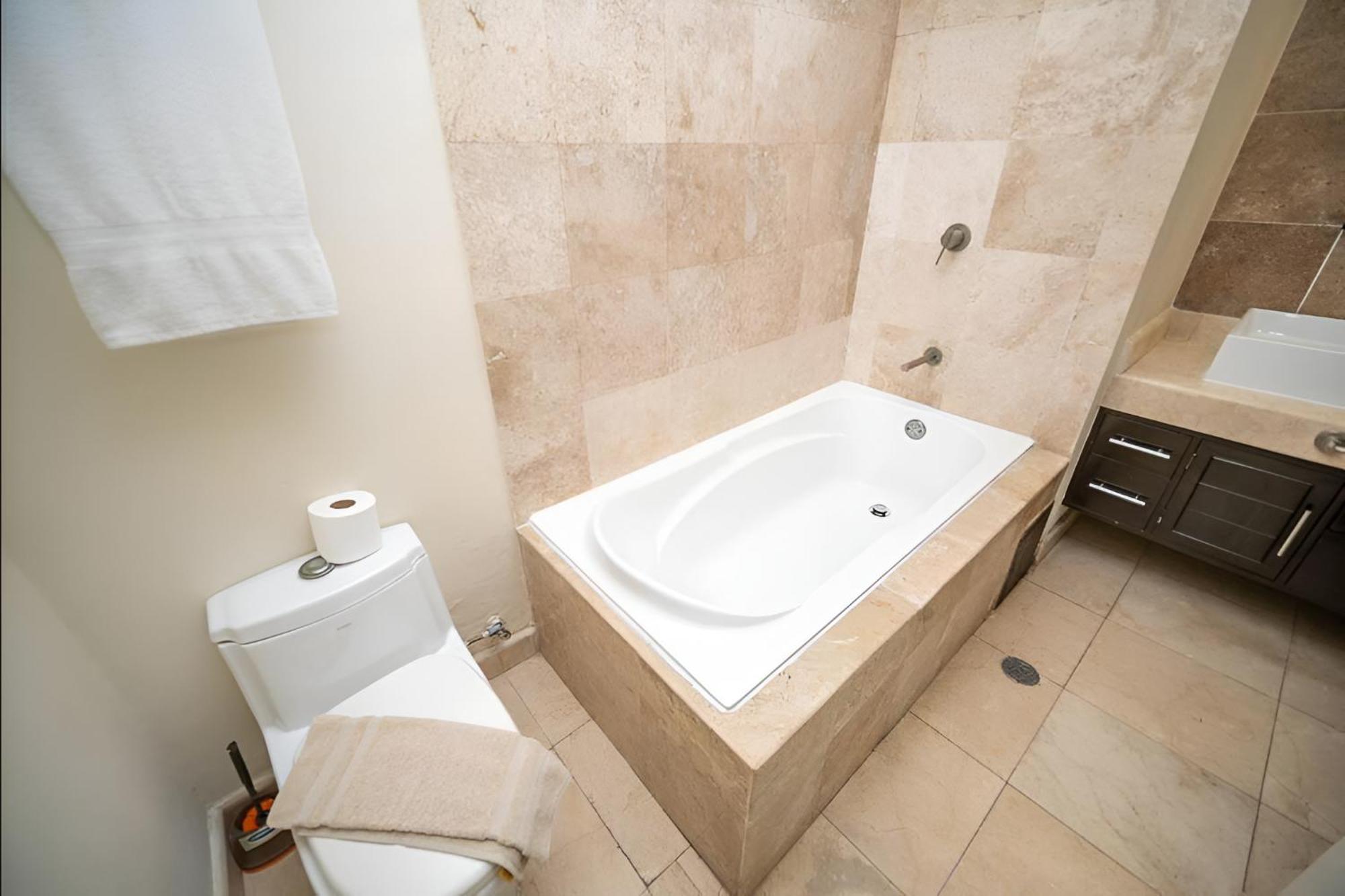 205 C: Centrally Located Apto. With Ocean View Căn hộ