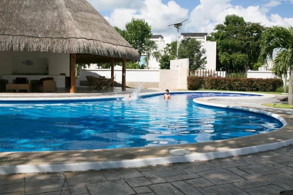 Great Cheerful 2 Bedroom House With Pool And