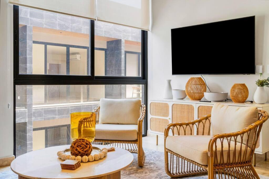 Luxury Penthouse, Pool, Gym, 5mins To *