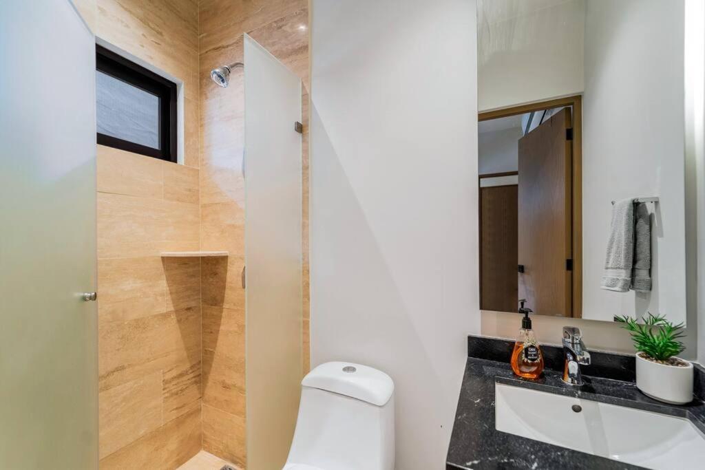 Luxury Penthouse, Pool, Gym, 5mins To *