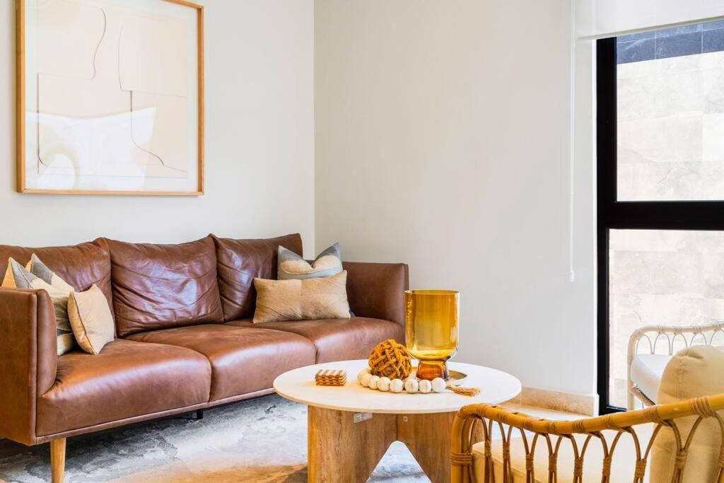 Luxury Penthouse, Pool, Gym, 5mins To Apartment *