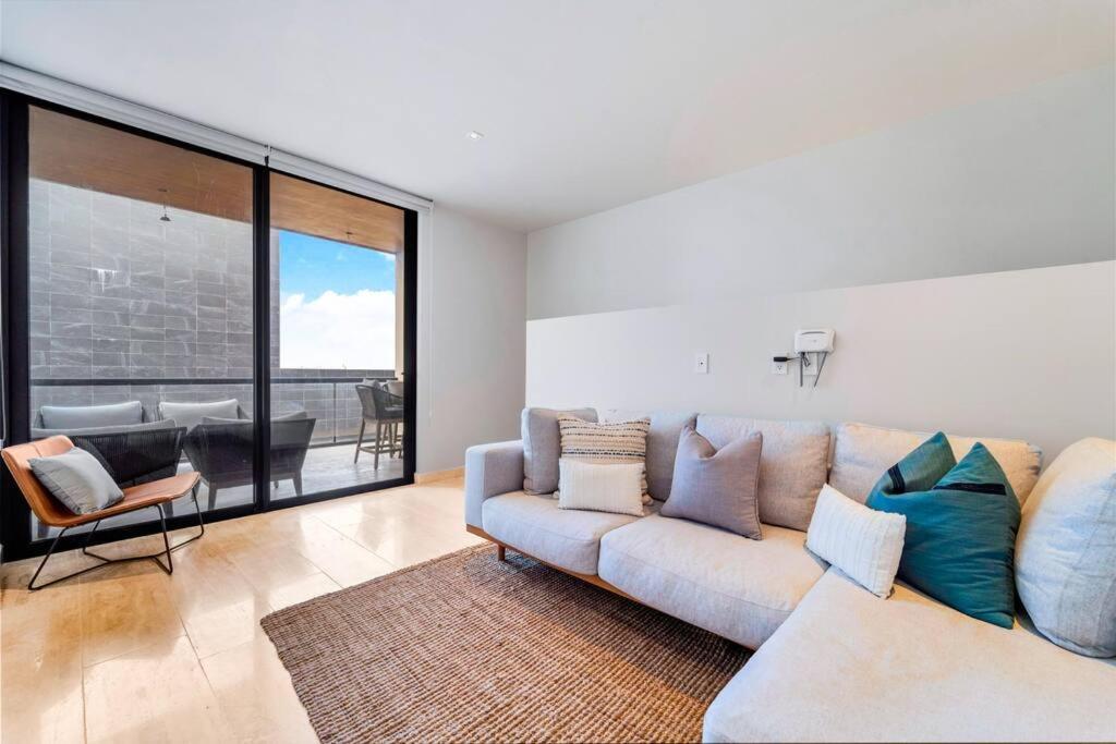 Luxury Penthouse, Pool, Gym, 5mins To