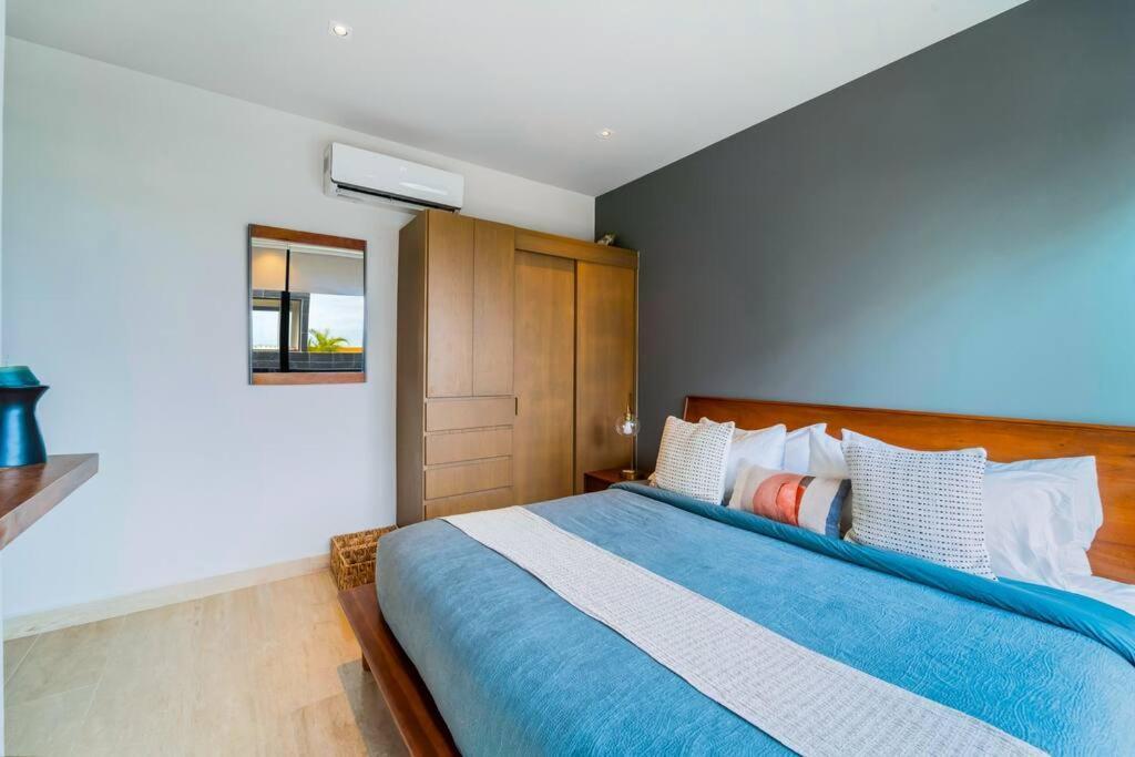 Luxury Penthouse, Pool, Gym, 5mins To Apartment *