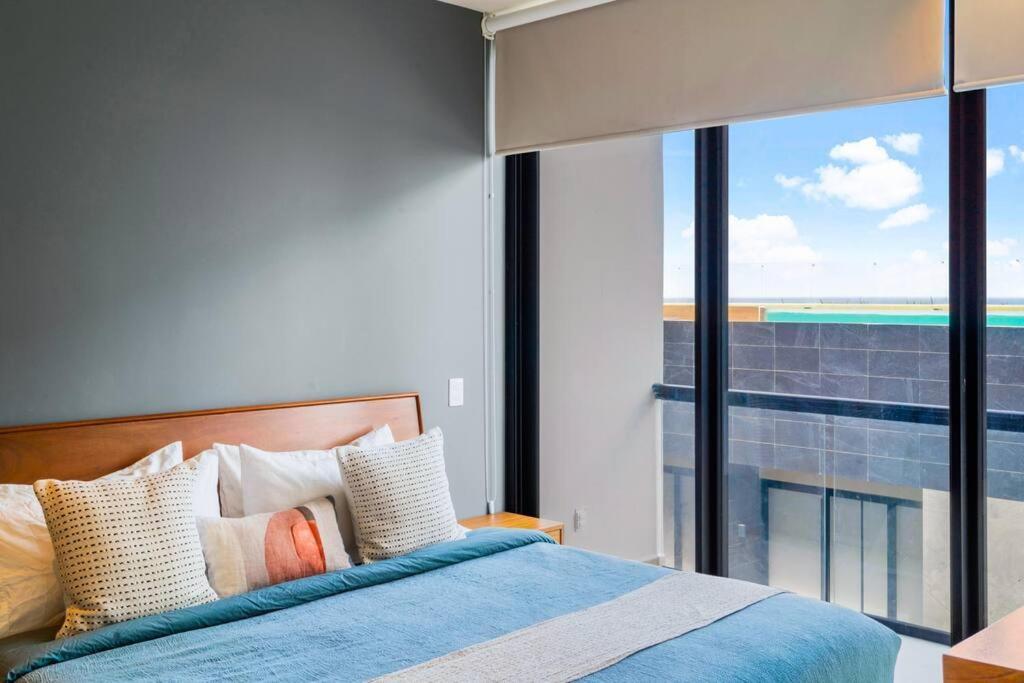 Luxury Penthouse, Pool, Gym, 5mins To *