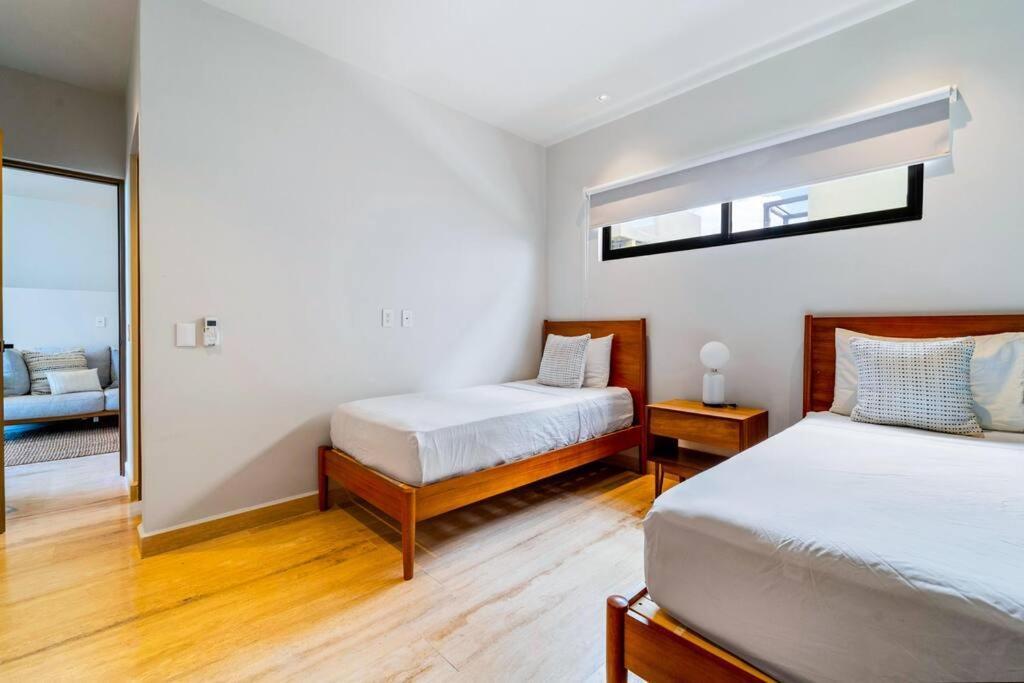 Luxury Penthouse, Pool, Gym, 5mins To