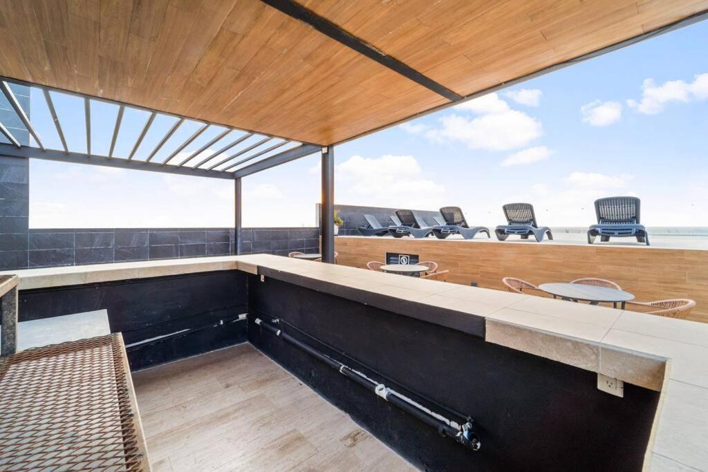 Luxury Penthouse, Pool, Gym, 5mins To Apartment