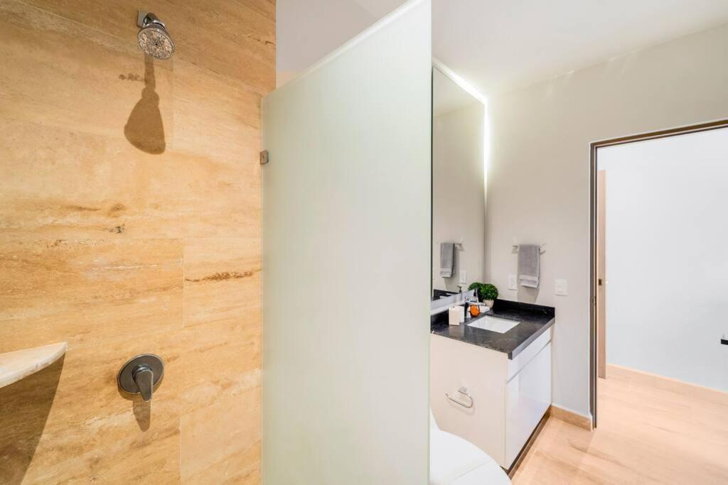 Luxury Penthouse, Pool, Gym, 5mins To *