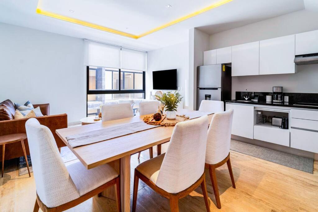 Luxury Penthouse, Pool, Gym, 5mins To Apartment