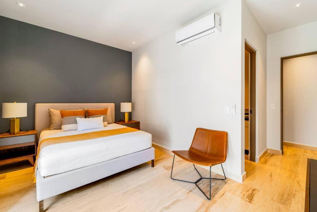 Luxury Penthouse, Pool, Gym, 5mins To *