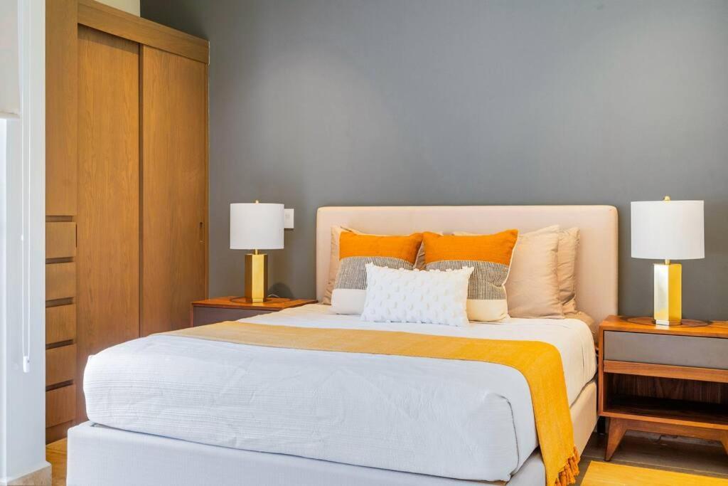 Luxury Penthouse, Pool, Gym, 5mins To * Playa del Carmen