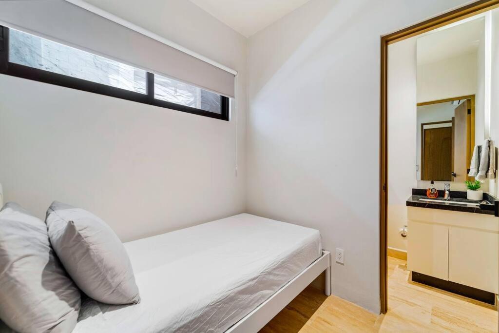 Luxury Penthouse, Pool, Gym, 5mins To *