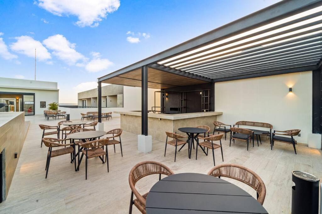 Luxury Penthouse, Pool, Gym, 5mins To * Playa del Carmen